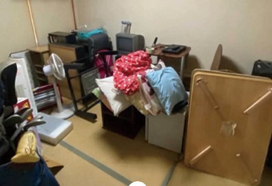 作業前：和室に不用品があふれている様子